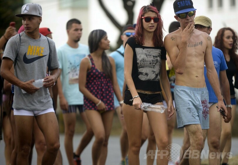 コロンビアで「ノーパンツ」ウォーク、生脚さらして行進
