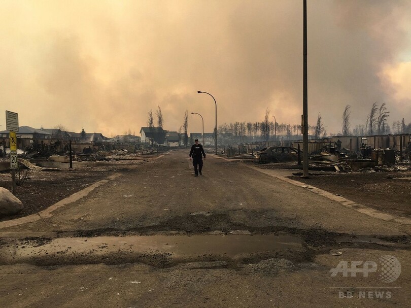 カナダ山火事、10万人が帰宅のめど立たず 空路で数千人避難