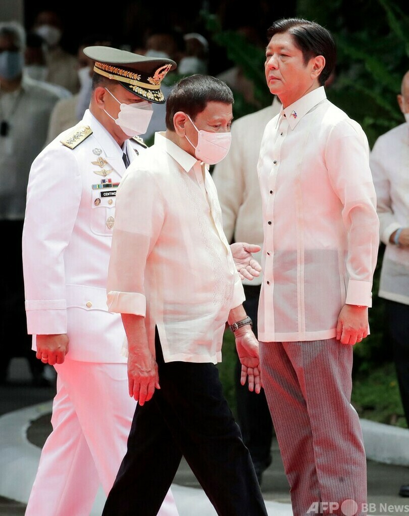 マルコス氏、大統領就任 独裁者の父を称賛