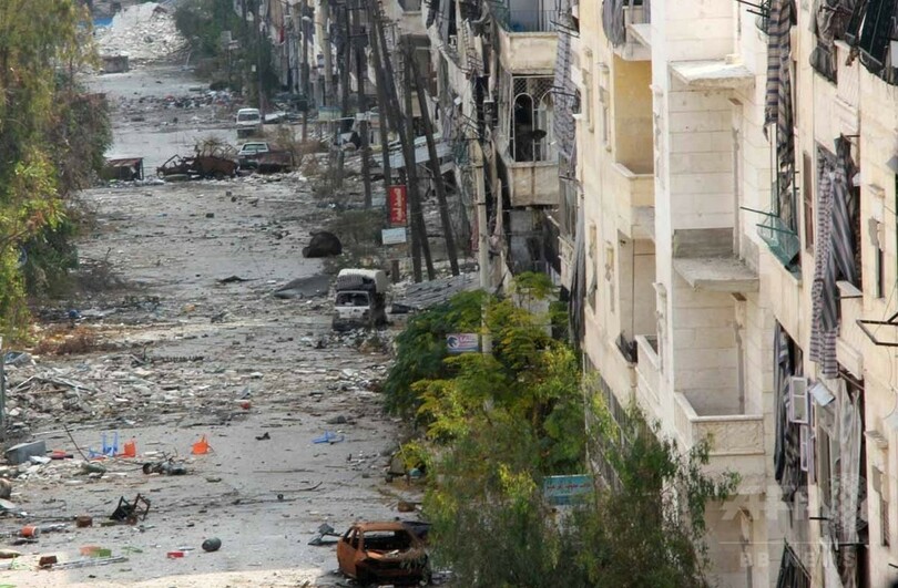 【AFP記者コラム】火だるまの警察官─シャッター切り続けた隻眼のシリア人カメラマン