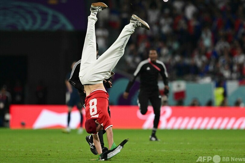 W杯のピッチに侵入者、パレスチナ旗を手にバク転