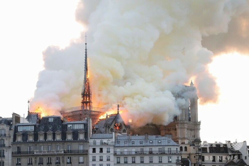 ノートルダム火災は「神罰」、セルビア大衆紙が見出し掲げる