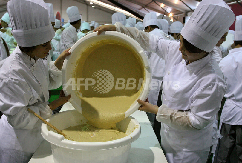 豆料理フムスでギネス記録に認定、レバノン ひよこ豆1.35トン使用