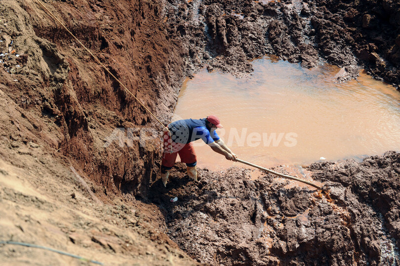 埋蔵金求め無許可で掘削、現場は大混乱 パラグアイ