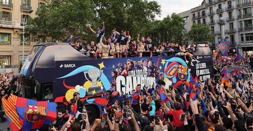 FCバルセロナが優勝パレード 4季ぶりリーグ制覇 写真10枚 国際ニュース