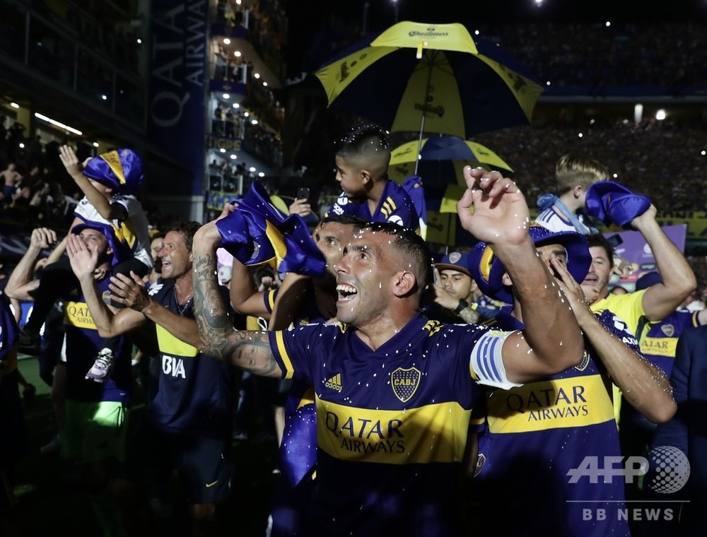 ボカが劇的逆転優勝、決勝点テベスは試合前にマラドーナ氏とキス 写真