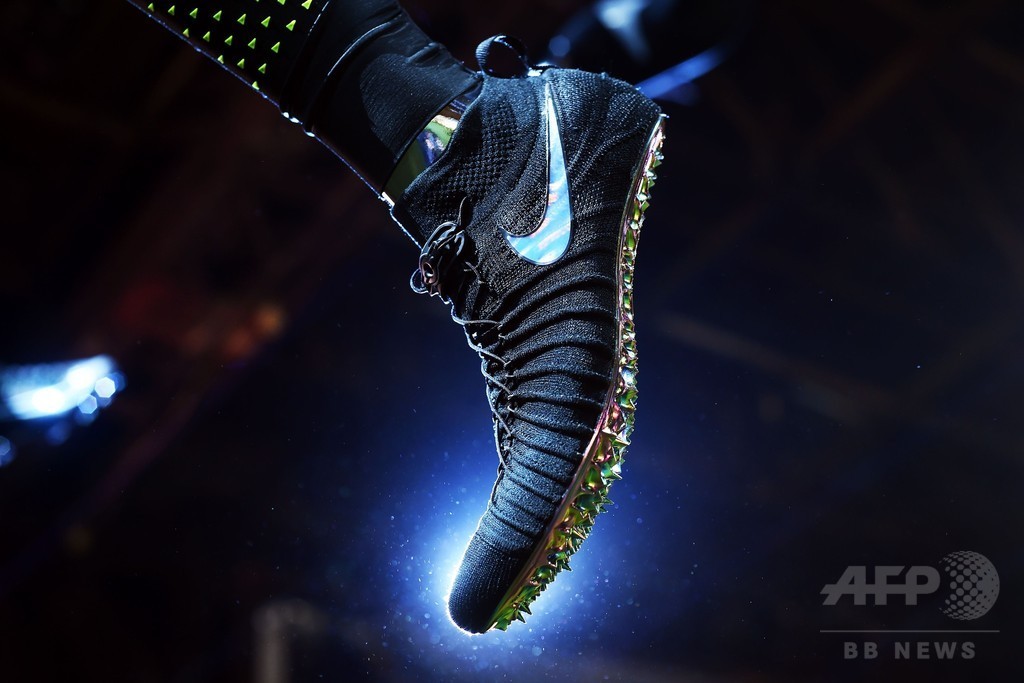 ナイキ、自動で靴ひも結ぶシューズ発表 他にも革新的製品ずらり
