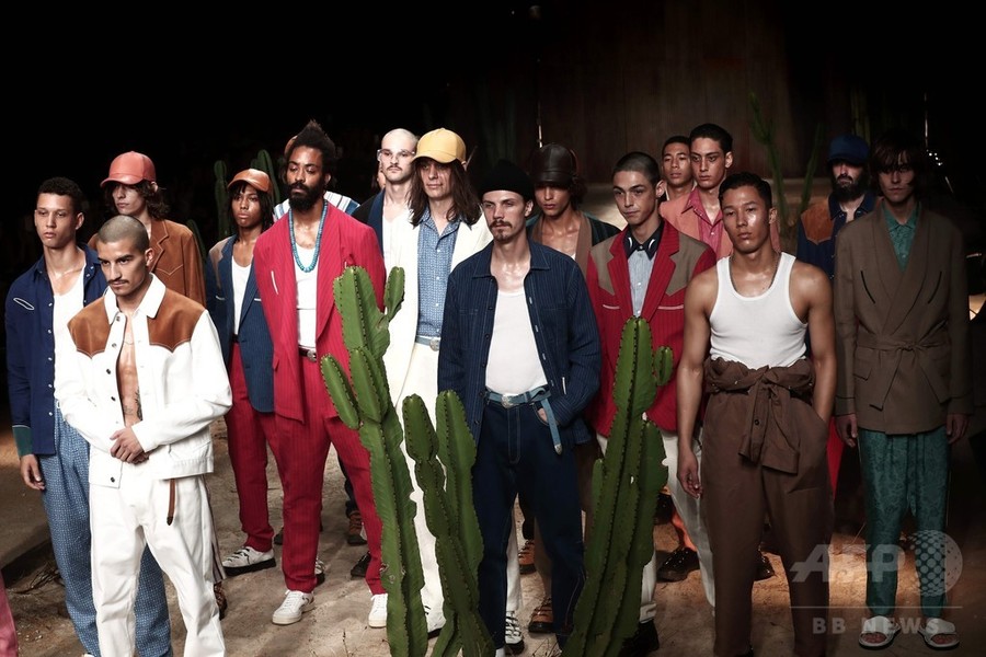 東京からトランプに"中指立て"、「ウミット ベナン」17年春夏