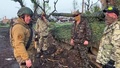 ウクライナ・バフムートで、ロシア民間軍事会社ワグネルの戦闘員と会話する創設者のエフゲニー・プリゴジン氏（左）。同氏の別会社コンコルドがテレグラムに投稿した動画より（2023年5月25日公開）。(c)AFP PHOTO / Telegram channel of Concord group