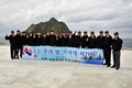 竹島（Takeshima、韓国名・独島、Dokdo）に上陸した韓国の議員ら。横断幕には、自分たちの島は自分たちが守るとのメッセージが書かれている（2012年10月23日撮影）。(c)news1/AFPBB