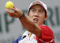 全仏オープンテニス（French Open 2013）は1日、男子シングルス3回戦が行われ、大会第13シードの錦織圭（Kei Nishikori）は6-3、6-7、6-4、6-1で第24シードのブノワ・ペール（Benoit Paire、フランス）を下し、4回戦に進出した。

サーブトスを上げる錦織圭（2013年6月1日撮影）。(c)AFP/PATRICK KOVARIK