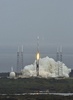 米フロリダ（Florida）州ケープカナベラル空軍基地（Cape Canaveral Air Force Station）から打ち上げられる米航空宇宙局（NASA）の無人火星探査機「メイブン（MAVEN）」を搭載したアトラスV（Atlas V）401ロケット（2013年11月18日撮影）。(c)AFP/Bruce Weaver
