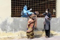 インド・ハイデラバードで行われる新型コロナウイルス検査（2020年10月16日撮影）。(c)NOAH SEELAM / AFP