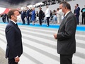 エマニュエル・マクロン仏大統領（左）と言葉を交わす世界保健機関（WHO）のテドロス・アダノム・ゲブレイェスス事務局長。フランス・パリのコンコルド広場で行われた革命記念日の式典で、（2020年7月14日撮影、資料写真）。(c)Ludovic Marin / AFP
