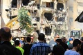 レバノンの首都ベイルート南郊のイスラエル軍による空爆現場に集まる人々（2024年9月21日撮影）。(c)AFP