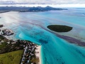 モーリシャスの上空から撮影した、貨物船わかしおから漏出した燃料が広がる海面（2020年8月6日撮影）。(c)AFP