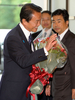 首相官邸で、見送りの職員らに手を振る麻生太郎（Taro Aso）首相（2009年9月16日撮影）。(c)AFP/TOSHIFUMI KITAMURA
