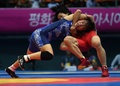 第17回アジア競技大会（17th Asian Games、Asiad）レスリング女子48キロ級決勝。孫亜楠（Sun Yanan、右）と対戦する登坂絵莉（Eri Tosaka、2014年9月27日撮影）。(c)AFP/INDRANIL MUKHERJEE