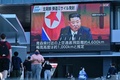 東京の大型モニターに映し出される、北朝鮮の弾道ミサイル発射に関する報道（2022年10月4日撮影）。(c)Richard A. Brooks / AFP