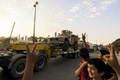 シリア・カーミシュリーで、北部ラッカで戦うシリア民主軍に向けて米国製の装甲車両や武器を運ぶ大型トラックの車列（2017年9月19日撮影）。(c)AFP/DELIL SOULEIMAN