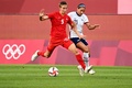 東京五輪、サッカー女子準決勝、米国対カナダ。試合に臨むカナダのクイン（左、2021年8月2日撮影）。(c)MARTIN BERNETTI / AFP