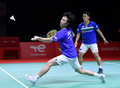 バドミントン、インドネシア・マスターズ、男子ダブルス準決勝。リターンを打つ保木卓朗（奥）/小林優吾組（2021年11月20日撮影）。(c)AFP PHOTO / Badminton Association of Indonesia