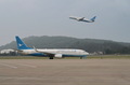 福州長楽国際空港に駐機する台北松山空港行きのＭＦ８８３便（2023年5月22日撮影）。(c)Xinhua News