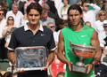 全仏オープン・テニス2008・男子シングルスの決勝戦を終え、表彰式でトロフィーを手にポーズをとるラファエル・ナダル（右）とロジャー・フェデラー。（2008年6月8日撮影）(c)AFP/THOMAS COEX