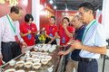 武夷山市第２０回春茶コンテストで茶を審査する専門家（2024年9月24日撮影）。(c)Xinhua News