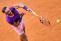 テニス、イタリア国際、男子シングルス決勝。サーブを打つラファエル・ナダル（2021年5月16日撮影）。(c)Filippo MONTEFORTE / AFP