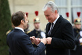 仏パリのエリゼ宮（大統領府）でリトアニアのギタナス・ナウセーダ大統領（右）を迎えるエマニュエル・マクロン大統領（2021年11月30日撮影）。(c)Thomas COEX / AFP