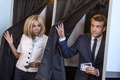 フランスで下院選第1回投票が行われ、同国北部ルトゥケで投票を終えた直後のエマニュエル・マクロン大統領（右）とブリジット夫人（2017年6月11日撮影）。(c)AFP/Christophe Petit Tesson