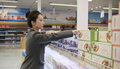 鄭州東駅にある中欧班列輸入商品スーパーマーケットで商品棚を整理する孫暉さん（2025年1月18日撮影）。(c)Xinhua News

