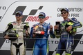世界ロードレース選手権、第12戦、英国GP決勝。表彰式に臨む（左から）2位に入ったLCRホンダのカル・クラッチロー、優勝したチーム・スズキ・エクスターのマーベリック・ビニャーレス、3位に入ったモビスター・ヤマハのバレンティーノ・ロッシ（2016年9月4日撮影）。(c)AFP/OLI SCARFF