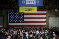 米インディアナ州サウスベンドでピート・ブティジェッジ市長の2020年大統領選の選挙集会に集まった支持者ら（2019年4月14日撮影）。(c)JOSHUA LOTT / AFP