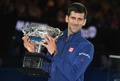 全豪オープンテニス、男子シングルス決勝。優勝を飾り、トロフィーを掲げるノバク・ジョコビッチ（2016年1月31日撮影）。(c)AFP/WILLIAM WEST