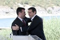 ギリシャのサラデスで、マケドニアの国名変更の暫定合意文書の署名式典で、互いをたたえあうギリシャのアレクシス・チプラス首相（右）とマケドニアのゾラン・ザエフ首相（2018年6月17日撮影）。(c)AFP/Sakis MITROLIDIS