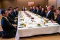 東京・元赤坂の迎賓館で、ワーキングランチに臨むドナルド・トランプ米大統領（右から5番目）と安倍晋三首相（左から5番目、2017年11月6日撮影）。(c)AFP/Doug MILLS