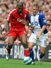 バーミンガムのギャリー・マクシェフリー（%%Gary McSheffrey%%、右）と競り合うリバプールのライアン・バベル（%%Ryan Babel%%）。(c)AFP/ANDREW YATES