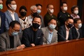 議員資格を剥奪された民主派の梁継昌氏（左）、郭栄鏗氏（左から2人目）、楊岳橋氏（右から2人目）、郭家麒氏（右、2020年11月9日撮影）。(c)Peter PARKS / AFP
