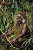 インドネシア・パプア（Papua）州ジャヤプラ（Jayapura）のセンタニ湖（Lake Sentani）のフェスティバルに参加する現地の男性（2011年6月20日撮影）。(c)AFP/ROMEO GACAD