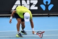 全豪オープンテニス、男子シングルス1回戦。ラケットを破壊する西岡良仁（2022年1月17日撮影）。(c)Paul Crock / AFP