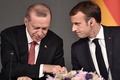 トルコのイスタンブールで、シリア情勢を話し合う4か国首脳会談後の共同記者会見でのトルコのレジェプ・タイップ・エルドアン大統領（左）とフランスのエマニュエル・マクロン大統領（2018年10月27日撮影）。(c)OZAN KOSE / AFP