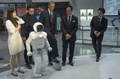 都内の日本科学未来館（Miraikan）で本田技研工業（ホンダ、Honda Motor）の二足歩行ロボット「ASIMO（アシモ）」の説明を受けるバラク・オバマ（Barack Obama）米大統領（2014年4月24日撮影）。(c)AFP/Jim WATSON