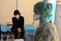 仏モンペリエの病院に設置された新型コロナウイルス専門病棟で検査を受ける女性（2020年4月8日撮影）。(c)Pascal GUYOT / AFP