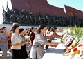 北朝鮮・平壌（Pyongyang）にある故金日成（キム・イルソン、Kim Il-Sung）国家主席の銅像のもとに花を捧げる人びと（2009年9月9日撮影）。(c)AFP/KCNA via KNS
