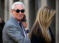 米首都ワシントンで、裁判所に入るロジャー・ストーン被告（左、2019年11月5日撮影、資料写真）。(c)Andrew CABALLERO-REYNOLDS / AFP