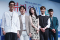 韓国・ソウルのシネマコンプレックス「CGV」狎鴎亭店で行われた、映画『ビューティー・インサイド』の制作発表会に臨む、（左から）俳優のキム・ジュヒョク、チョ・ダルファン、女優のハン・ヒョジュ、俳優のパク・ソジュン、ソ・ガンジュン（2015年6月4日撮影）。(c)STARNEWS