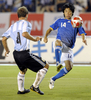 アルゼンチンのパブロ・サバレタ（%%Pablo Zabaleta%%）とボールを奪い合う香川真司（%%Shinji Kagawa%%）。（2008年7月29日撮影）(c)AFP/TOSHIFUMI KITAMURA
