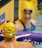 競技を終えてスウェーデンの%%Josefin Lillhage%%から祝福を受けるリスベス・レントン（右）。(c)AFP/Toru YAMANAKA